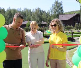 Aikštyną atidarė Mindaugas Aldonis, merė Rasa Vitkauskienė ir Giedrė Aldonienė.