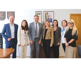 EIMIN viceministrė Neringa Morozaitė-Rasmussen (viduryje) lankėsi Alytuje, kur susitiko su Alytaus meru Nerijumi Cesiuliu.
