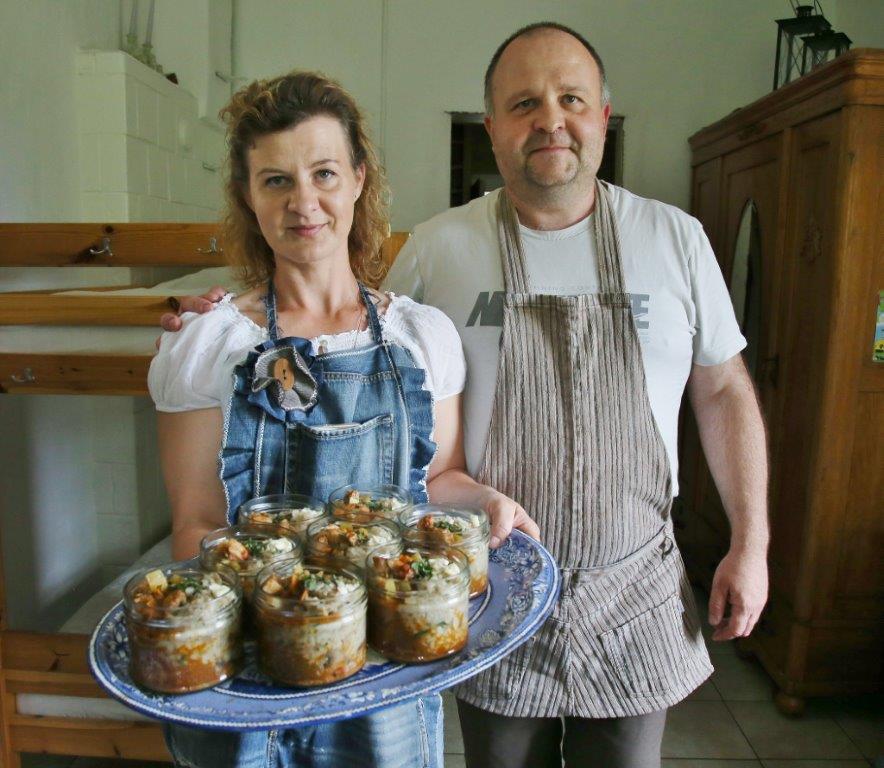 Simas ir Vida Šatkauskai gurmaniškus patiekalus pateikia specialiuose stikliniuose indeliuose. Zitos Stankevičienės nuotr.