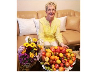 Aldona Pikienė augina 89 veisles pomidorų, ji randa laiko pasigėrėti ir jų spalvų žaismu. Asmeninė nuotr.