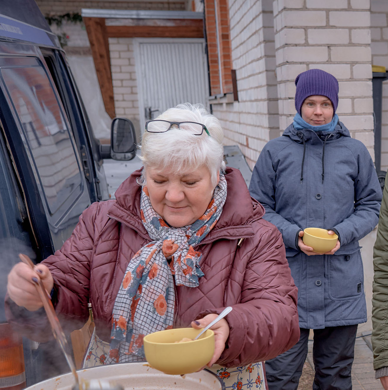 „Makniūnų sodžiaus“ šventėms makniūniškė Danguolė Muzikevičienė visuomet išvirs skanios sriubos, o dažnai prikepa ir bulvinių bandų, kurias valgytojams patiekia su keliais padažais.