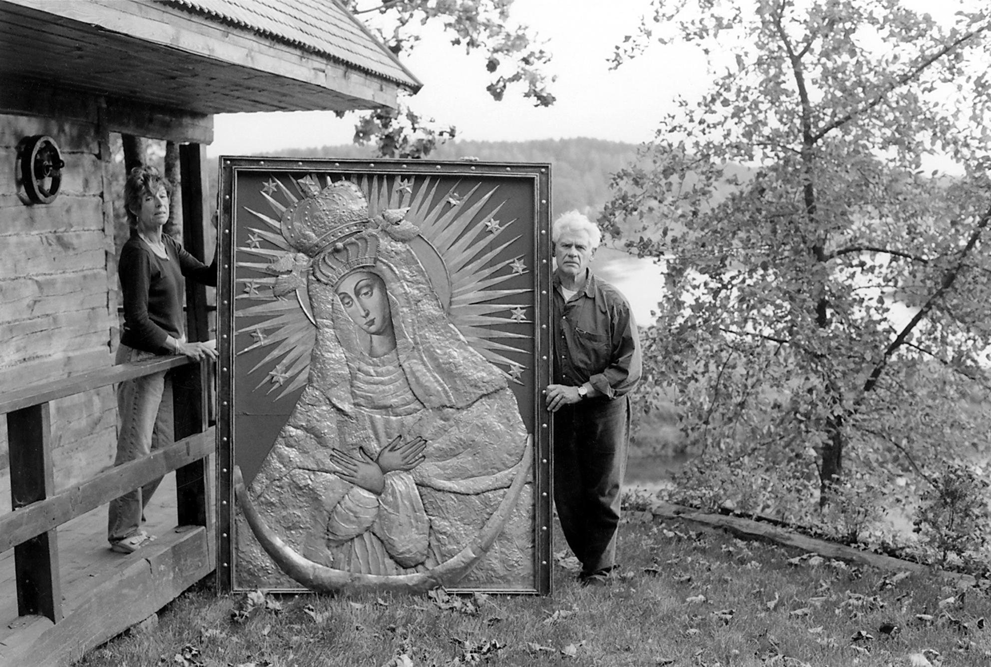 Auš­ra Ma­ri­ja ir Jo­nas Ju­ra­šai su daug me­tų slėp­ta Auš­ros Var­tų Die­vo Mo­ti­nos pa­veiks­lo ko­pi­ja. Bro­lių Čer­niaus­kų nuotr.