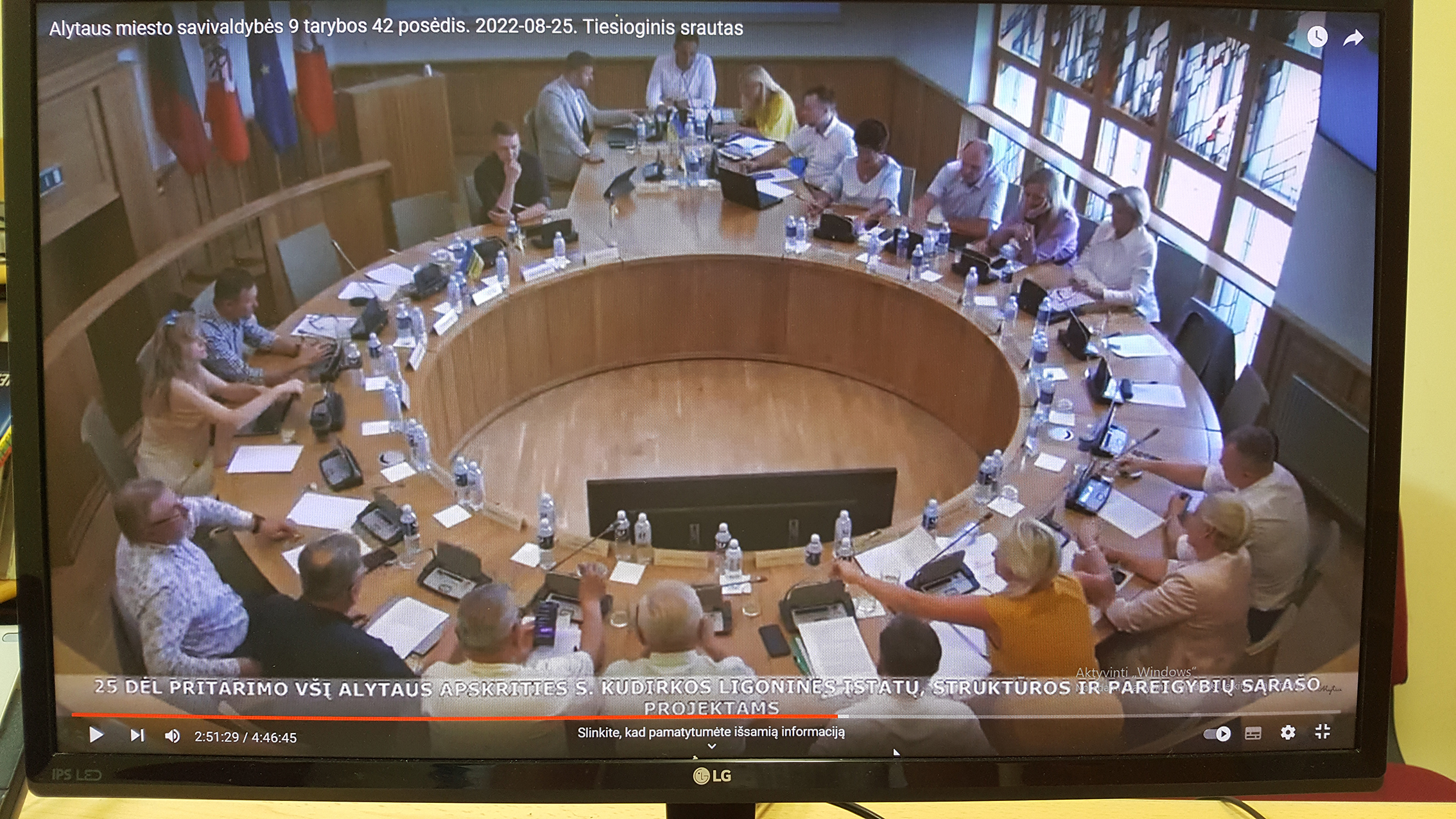 Bal­sa­vi­mo kor­te­lių iš­trau­ki­mas fik­suo­tas ta­ry­bos po­sė­džio vaiz­do įra­še. Zitos STANKEVIČIENĖS nuotr.