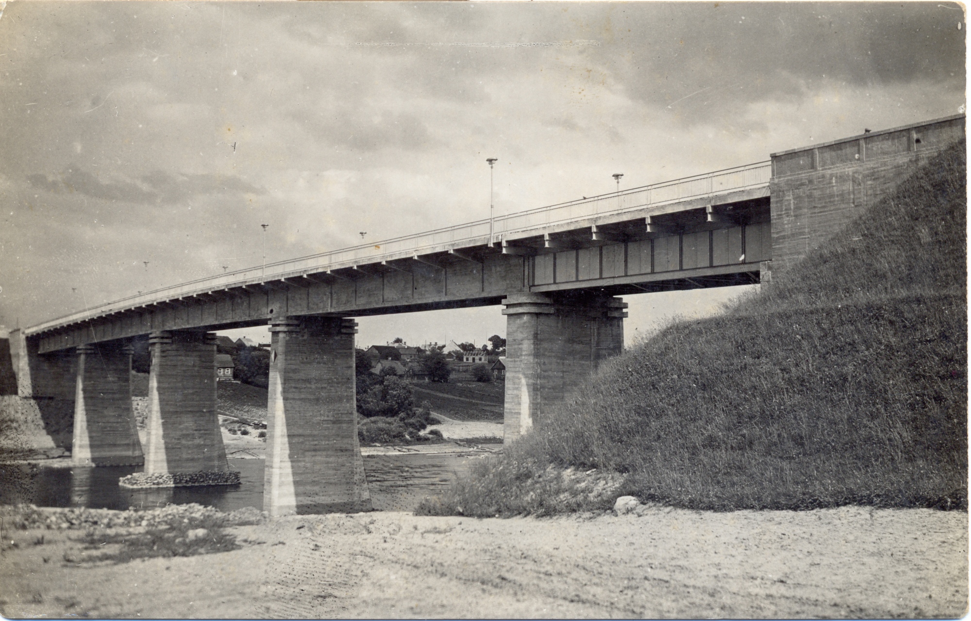 Nau­ja­sis gelž­be­to­ni­nis An­ta­no Juo­za­pa­vi­čiaus til­tas pa­sta­ty­tas 1937 me­tais. Nuo­trau­ka iš Hen­ri­ko Ke­bei­kio ko­lek­ci­jos