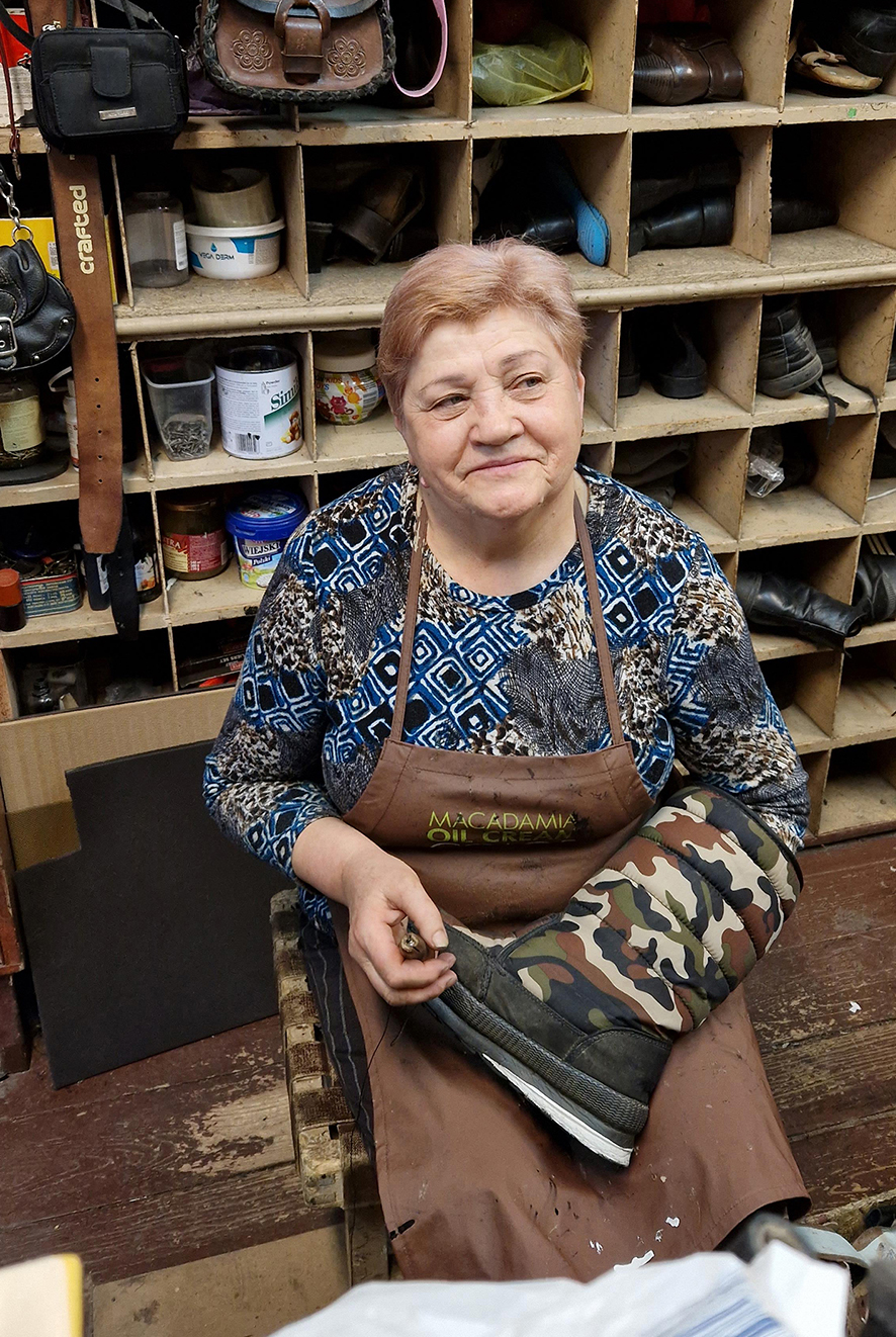 Ve­ro­ni­ka Ze­mens­kie­nė yra išsaugojusi visus „Aly­taus nau­jie­nų“ ka­len­do­rius, ku­rie leidžiami jau dvi­de­šimt me­tų. Zitos STANKEVIČIENĖS nuotr.