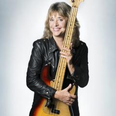 Suzi Quatro - pirmoji moteris, kuri nuo pat roko eros pradžios „pakinkė“ „vyriškąjį“ muzikos instrumentą, neatsiejamą roko dalį – bosinę gitarą.