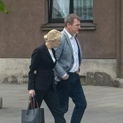 R. Vitkauskienė su advokatu M. Dūda prie STT
