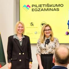 K. Krisiulevičienė (dešinėje)