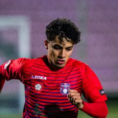 10 įvarčių dublerinei ir 1 pagrindinei dainaviškių komandoms pelnęs W. Dhouib yra Maroko, Prancūzijos ir Tuniso pilietybes turintis futbolininkas