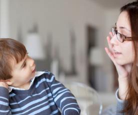 Apie lytiškumą tėvai su atžalomis turėtų kalbėti kaip įmanoma anksčiau. Pradėti derėtų nuo paprasčiausio paaiškinimo, koks yra tinkamas elgesys, o koks - ne. Paaiškinti, kas yra smurtas, kokie yra tinkami, o kokie netinkami prisilietimai. Kas jį gali liesti, kaip liesti ar kur nusivesti. 