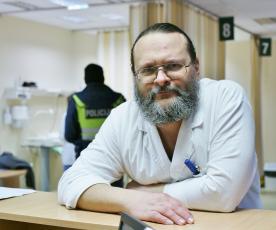 Alytaus ligoninėje 30 metų dirbančiam Valdui Marcinkevičiui lemta buvo tapti pirmuoju alytiškiu mediku, kuriam pačiam prireikė kovidinės reanimacijos lovos, o dabar tenka iš naujo mokytis net vaikščioti. Zi­tos Stan­ke­vi­čie­nės nuotr.
