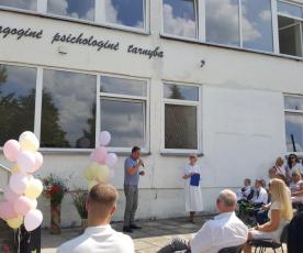 Pedagoginė psichologinė tarnyba kuriasi buvusiose Alytaus suaugusiųjų ir jaunimo mokyklos patalpose. Ankstesnėse patalpose tarnybos specialistams teko tenkintis 266 kvadratinių metrų valdomis, naujų patalpų plotas – 514 kvadratinių metrų. Lankytojus pasitiks didesnis laukiamasis, erdvesnė salė bei kitos patalpos. Zi­tos Stan­ke­vi­čie­nės nuotr.