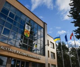 Prie Alytaus rajono savivaldybės pastato iškelta Ukrainos Respublikos vėliava.