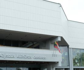 At­si­žvel­giant į Vi­daus rei­ka­lų mi­nis­te­ri­jos pra­šy­mą, Alytaus kultūros cen­tre įsteig­tas ka­ro pa­bė­gė­lių iš Uk­rai­nos re­gist­ra­ci­jos ir pa­skirs­ty­mo punk­tas.