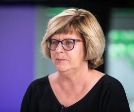 Ra­sa Ali­šaus­kie­nė: „Ma­nau, kad šiuo me­tu ten žmo­nės ne­gal­vo­ja apie nie­ką ki­ta, kaip tik apie ga­li­my­bę iš­gy­ven­ti. Ko­vo­ja už sa­ve, sa­vo šei­mą. Už iš­li­ki­mą kaip tau­ta ir vals­ty­bė. Apie po­li­ti­ką, to­les­nes san­klo­das jie gal­vos vė­liau.“ Andriaus Ufarto (DELFI) nuotr.