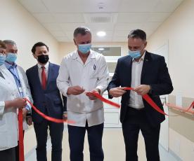 Sim­bo­li­nę įkur­tu­vių juos­te­lę at­nau­jin­ta­me Aly­taus ap­skri­ties S. Ku­dir­kos Chi­rur­gi­jos sky­riu­je ker­pa me­ras Ne­ri­jus Ce­siu­lis ir sky­riaus ve­dė­jas Rim­vy­das Kve­da­ra­vi­čius. Zi­tos Stan­ke­vi­čie­nės nuotr.