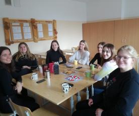 Knyg(i)ų klu­bo popietė.