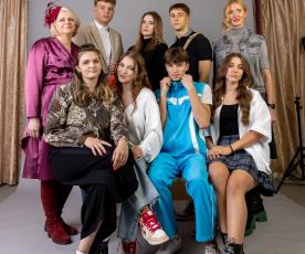 Nuotr. „TikoTiks“ centras surengė jau antrą fotosesiją, kurioje tvarios mados galimybes pristato Alytaus Putinų gimnazijos mokytojai ir gimnazistai. Luko Marčiulaičio nuotrauka.  Nuotr. „TikoTiks“ centras surengė jau antrą fotosesiją, kurioje tvarios mados galimybes pristato Alytaus Putinų gimnazijos mokytojai ir gimnazistai. Luko Marčiulaičio nuotrauka.