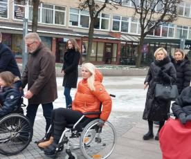 Akcija „Pasimatuok negalią“ startavo Rotušės aikštėje. Sau­lės Pin­ke­vi­čie­nės nuotr. 
