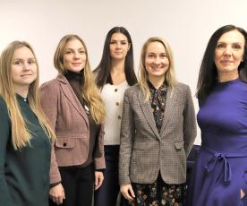 Vaiko teisių linijos komanda: Deimantė Valiūnaitė, Ieva Dudavičienė, Vilma Rutkauskienė, Gerda Kajutytė ir naujojo konsultacijų centro vadovė Jolanta Griškonienė. Zi­tos Stan­ke­vi­čie­nės nuotr.