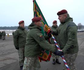 Dainavos apygardos 1-osios rinktinės vadų pasikeitimo ceremonijoje svarbus akcentas – rinktinės kovinės vėliavos perdavimas. Astos Kazlauskienės nuotr.