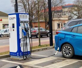 Alytaus miesto savivaldybės administracijos skelbtą trijų elektromobilių įkrovimo stotelių viešą nuomos konkursą lai­mė­jo Kau­no ra­jo­ne re­gist­ruo­ta ben­dro­vė „Hid­ro­ba­las“. Ji pa­siū­lė di­džiau­sią nuo­mos kai­ną – 2 tūkst. 147 eu­rus per mė­ne­sį. Zi­tos Stan­ke­vi­čie­nės nuotr.