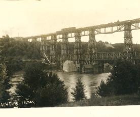 1925 m. „va­sa­rio m. 25 d. 9 val. ryt. miš­ke pa­lei gelž­ke­lio til­tą per Ne­mu­ną, tri­juo­se ki­lo­met­ruo­se nuo Aly­taus, apei­nan­ti sa­vo ra­jo­ną ei­gu­lį už­puo­lė vil­kas.“ Tais lai­kais ge­le­žin­ke­lio til­tas at­ro­dė taip. Nuo­trau­ka iš Aly­taus kraš­to­ty­ros mu­zie­jaus rin­ki­nių.