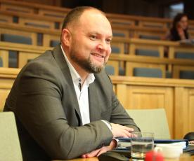 Alytaus miesto savivaldybės vice­me­ras Bronius Bieliauskas: „Ka­dan­gi Ne­mu­no įveik­li­ni­mas už­tru­ko, gal­būt kai kam ir da­bar ne­si­ti­ki, jog šia upe ga­li plauk­ti pra­mo­gi­niai, tu­ris­ti­niai ar kro­vi­ni­niai lai­vai.“ Zenono Šilinsko nuotr.