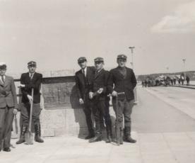 Aukštesniosios miškų mokyklos moksleiviai prie karininkui A.Juoza­pavičiui skirto bareljefo ant naujojo Alytaus tilto. 1939 m. Alytaus kraštotyros muziejus. 
