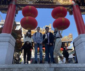 Aly­taus ko­le­gi­jos stu­den­tas Dei­vi­das Sin­ke­vi­čius (vi­du­ry­je) su moks­lo drau­gais Ja­po­ni­jo­je.