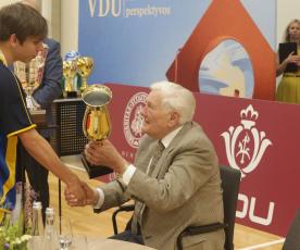 Taurė iš prezidento Valdo Adamkaus rankų – Miroslavo gimnazijos lengvaatlečiui Rokui Milašiui. Fausto AUGUSTINO nuotr.