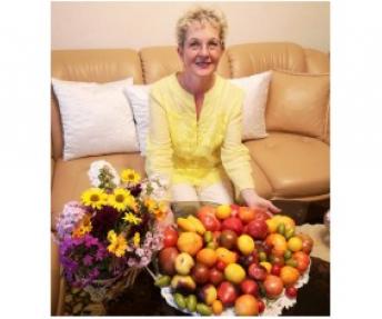 Aldona Pikienė augina 89 veisles pomidorų, ji randa laiko pasigėrėti ir jų spalvų žaismu. Asmeninė nuotr.