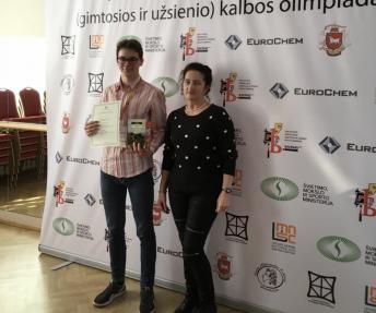 Rusų kalbų mokytoja metodininkė Vilija Baguckienė su Tarptautinės rusų kalbos olimpiados nugalėtoju Denisu Boiko. Asmeninė nuotr. 