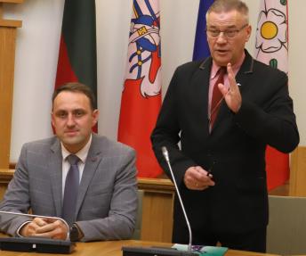 Alytaus miesto meras Nerijus Ce­siulis ir savivaldybės administracijos pro­fesinės sąjungos pirmininkas Ado­mas Andrušaitis.  Zi­tos Stan­ke­vi­čie­nės nuotr.  