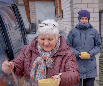 „Makniūnų sodžiaus“ šventėms makniūniškė Danguolė Muzikevičienė visuomet išvirs skanios sriubos, o dažnai prikepa ir bulvinių bandų, kurias valgytojams patiekia su keliais padažais.