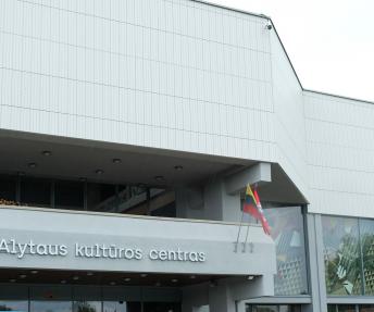 At­si­žvel­giant į Vi­daus rei­ka­lų mi­nis­te­ri­jos pra­šy­mą, Alytaus kultūros cen­tre įsteig­tas ka­ro pa­bė­gė­lių iš Uk­rai­nos re­gist­ra­ci­jos ir pa­skirs­ty­mo punk­tas.