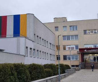 Aly­taus ap­skri­ties S. Ku­dir­kos li­go­ni­nės pa­lai­ky­mą ka­re ko­vo­jan­čiai Uk­rai­nai liu­di­ja ant jos pa­sta­to iš­kel­tos Lie­tu­vos ir Uk­rai­nos vė­lia­vos.