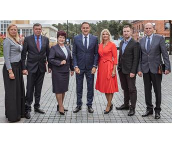 So­cial­de­mok­ra­tų par­ti­jos frak­ci­jos Alytaus miesto savivaldybės taryboje na­riai (iš kairės) – Skaistė Ulčickaitė, Valius Micevičius, Laima Vincė Kirkliauskienė, Nerijus Cesiulis, Jurgita Šukevičienė, Edmundas Čečėta ir Henrikas Šivokas.