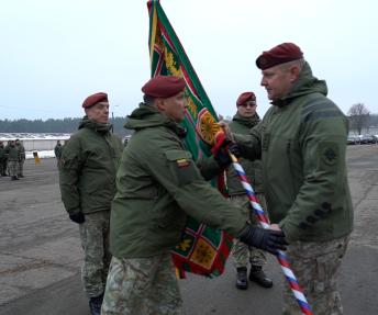 Dainavos apygardos 1-osios rinktinės vadų pasikeitimo ceremonijoje svarbus akcentas – rinktinės kovinės vėliavos perdavimas. Astos Kazlauskienės nuotr.
