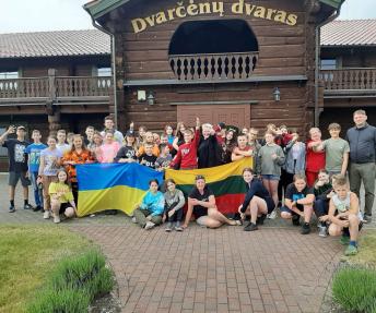 Pir­mo­ji die­na sto­vyk­lo­je „Uk­rai­nos vai­kai“ su Aly­taus mies­to te­at­ro me­no va­do­ve, uk­rai­nie­te Kse­nya Ro­mas­hen­ko ir re­ži­sie­riaus asis­ten­te Al­ma Pur­vi­ny­te. Apie sa­vo įspū­dį Kse­nya ra­šo feis­bu­ke: „Or­ga­ni­za­to­riai ban­do ga­min­ti ska­niau­siai, vai­kai iš Lie­tu­vos – su­si­pa­žin­ti ir su­si­drau­gau­ti. Su­si­pa­ži­no­me ir tik­riau­siai nie­ka­da ne­be­su­si­tik­si­me. Vi­si jie sva­jo­ja apie po­il­sį ir mie­gą, sva­jo­ja grįž­ti na­mus, ku­riuo­se nė­ra ka­ro, sva­j