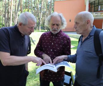 Prieš 35 me­tus – 1988 me­tų lie­pos 14 die­ną per 200 aly­tiš­kių, ne­pa­bū­gu­sių so­vie­tų val­džios rep­re­si­jų, su­si­rin­ko prie Dai­lės mo­kyk­los ir su­bū­rė 29 ži­no­mų žmo­nių Aly­taus Są­jū­džio ini­cia­ty­vi­nę gru­pę. Jos na­riais bu­vo ir Li­nas Jakš­to­nis, Vy­tau­tas Sta­nio­nis ir Ar­vy­das Švir­mic­kas. Į pir­mą­jį mi­tin­gą Dai­nų slė­ny­je, jie su­kvie­tė 15 tūkst. aly­tiš­kių, pa­ža­din­tų lais­vės vil­ties. Zenono ŠILINSKO nuotr.