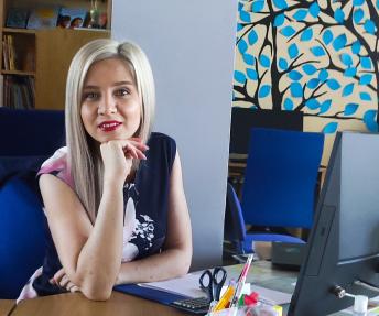 Aly­taus ra­jo­no sa­vi­val­dy­bės vie­šo­sios bib­lio­te­kos Sim­no fi­lia­lo vy­res­nio­ji bib­lio­te­ki­nin­kė San­dra Se­ja­vi­čie­nė sa­vo dar­bo vie­to­je.