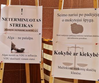 Vakar švietimo įstaigose pasitiko tokie plakatai. Zi­tos Stan­ke­vi­čie­nės nuotr.