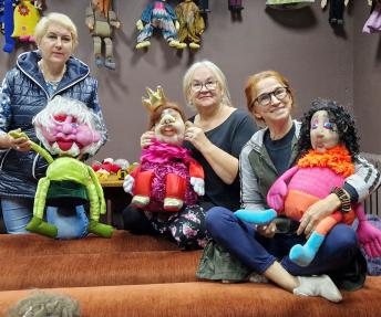 Lė­lių te­at­ro magijos pakerėtos – Rūta Petkutė, Loreta Skruibienė ir Jūratė Kundrotienė. Zi­tos Stan­ke­vi­čie­nės nuotr.