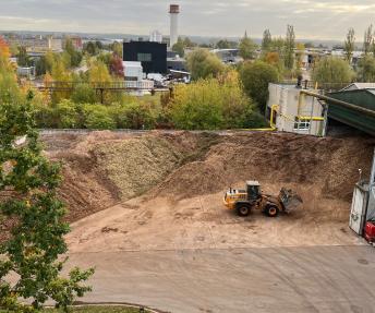 „Aly­taus ši­lu­mos tin­klai“, ga­min­da­mi cen­tra­li­zuo­tai tiekiamą ši­lu­mą, nau­do­ja 75 proc. bio­ku­ro ir 25 proc. gam­ti­nių du­jų.