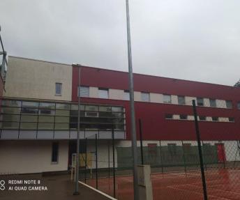 Alytaus stadiono vieš­bu­ty­je yra de­šimt dvi­vie­čių kam­ba­rių. Ir iš­nuo­mo­to­se šio viešbučio pa­tal­po­se tu­rės bū­ti vyk­do­ma ap­gy­ven­di­ni­mo pa­slau­gų veik­la.
