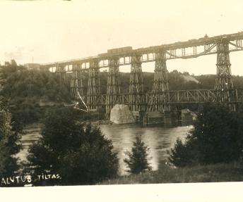 1925 m. „va­sa­rio m. 25 d. 9 val. ryt. miš­ke pa­lei gelž­ke­lio til­tą per Ne­mu­ną, tri­juo­se ki­lo­met­ruo­se nuo Aly­taus, apei­nan­ti sa­vo ra­jo­ną ei­gu­lį už­puo­lė vil­kas.“ Tais lai­kais ge­le­žin­ke­lio til­tas at­ro­dė taip. Nuo­trau­ka iš Aly­taus kraš­to­ty­ros mu­zie­jaus rin­ki­nių.