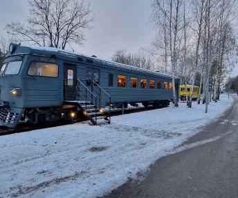 Ge­le­žin­ke­lio lo­ko­mo­ty­vo va­go­ne kavinę įrengti su­ma­nė Mi­le­na ir Min­dau­gas Pla­tū­kiai, pri­gim­ti­niai aly­tiš­kiai, grį­žę čia gy­ven­ti.