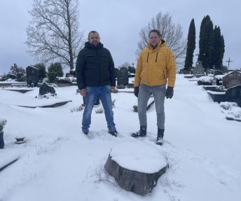 Rai­ti­nin­kų kaimo bendruomenės pirmininkas Juozas Adomaitis (dešinėje) ir idėjos autorius Juo­zas Drob­nys