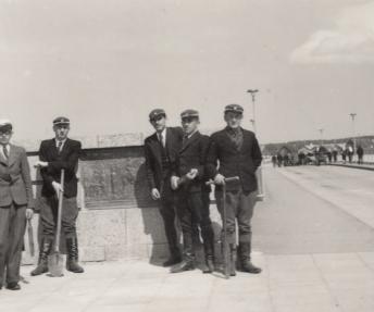 Aukštesniosios miškų mokyklos moksleiviai prie karininkui A.Juoza­pavičiui skirto bareljefo ant naujojo Alytaus tilto. 1939 m. Alytaus kraštotyros muziejus. 